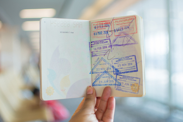 Passaporte aberto mostrando carimbos de entrada e saída de diferentes países
 Passaporte aberto mostrando carimbos de entrada e saída de diferentes países